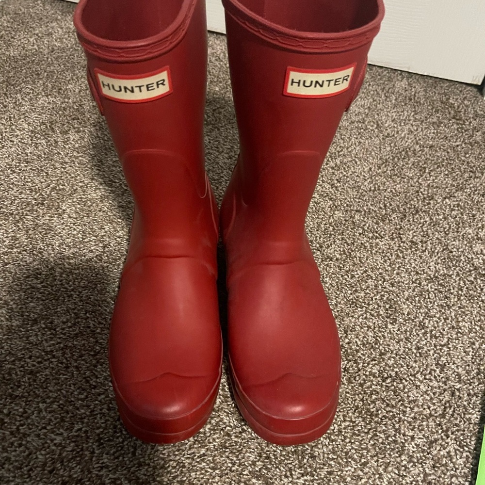 Red Hunter boots size 7. Good used condition.